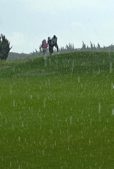 詹姆斯晒中国行顶着瓢泼大雨打高尔夫，并发问：你们能忍受吗